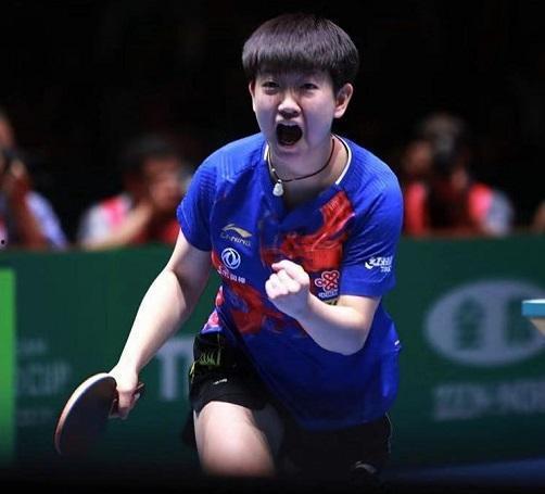 国乒吃瓜孙颖莎视频,萌态十足引网友热议